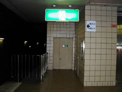 駅ホーム階の避難口