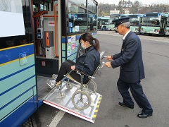 車いすの乗り込み