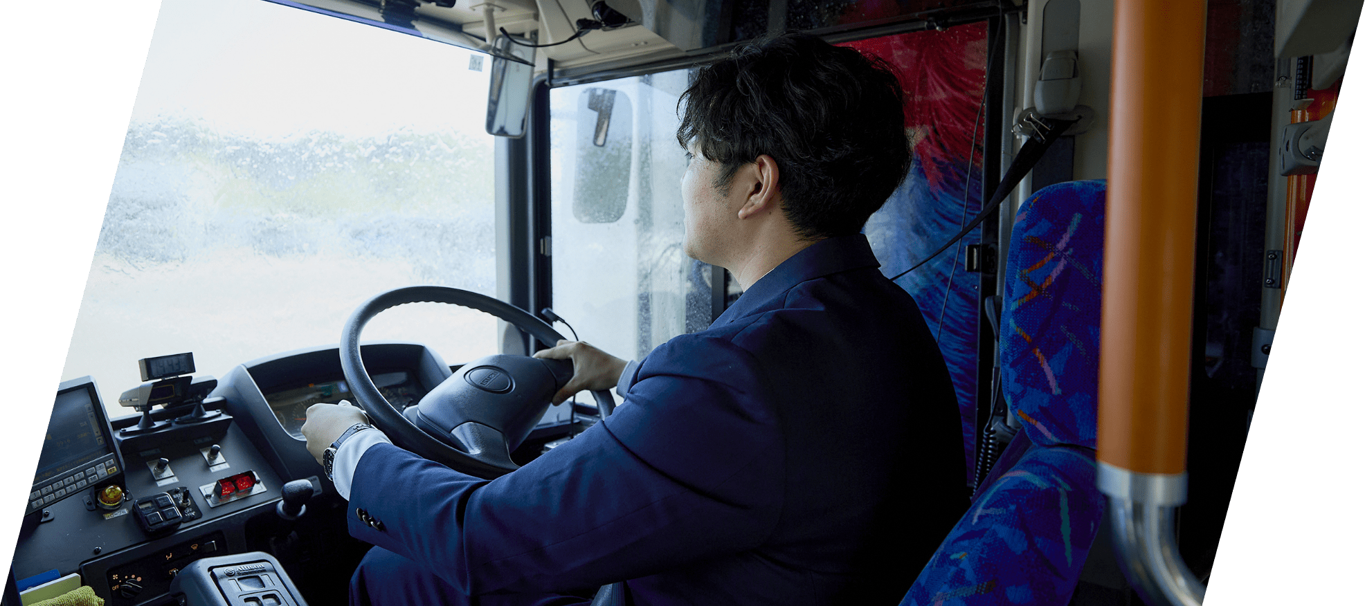 バスを運転する男性ドライバー