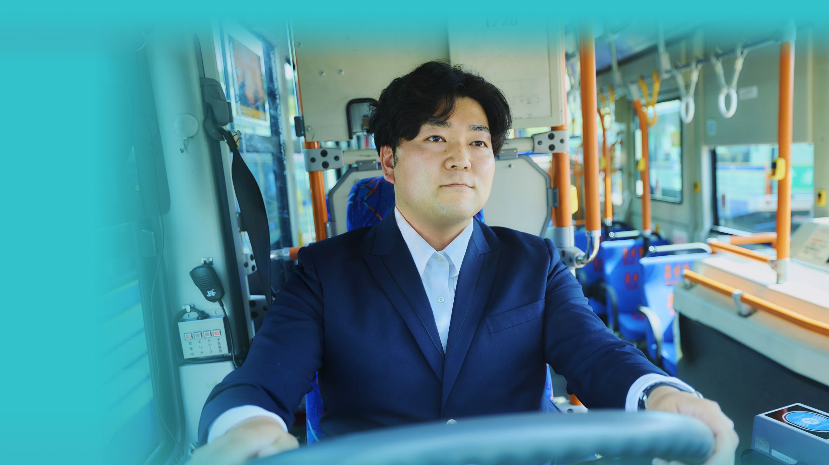 メインビジュアル：バスのハンドルを握るバス運転士