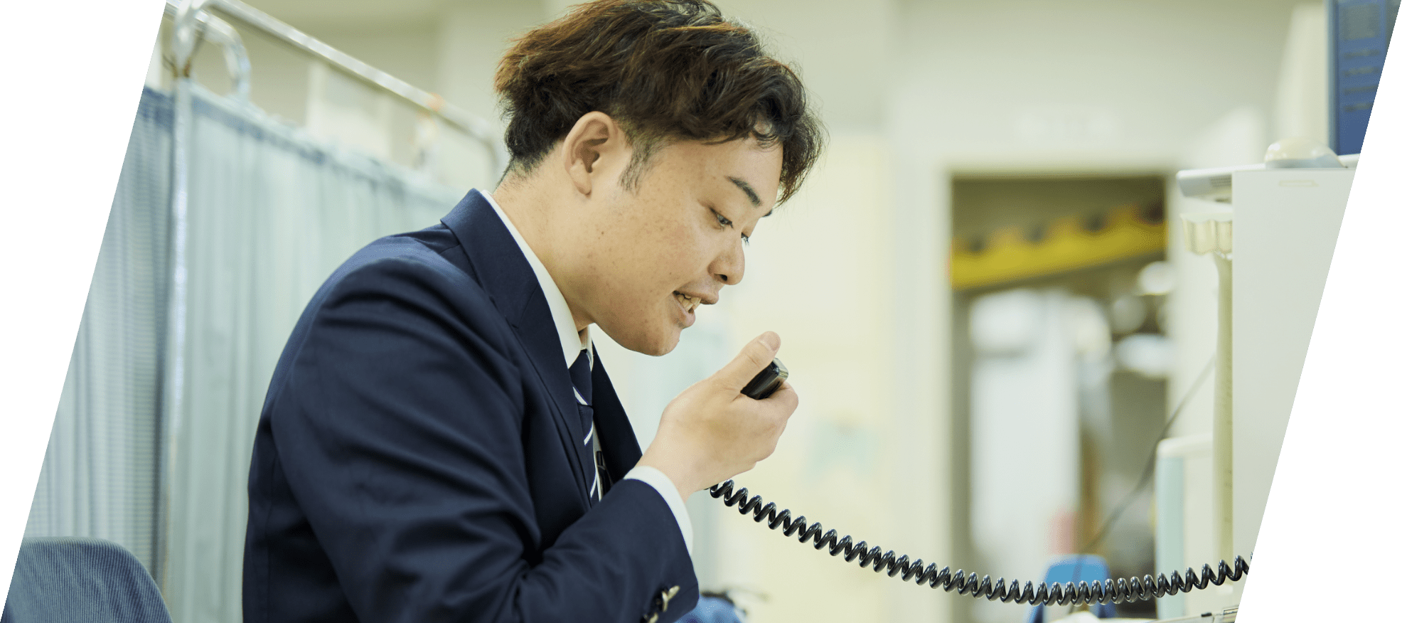 無線機を手にした男性職員