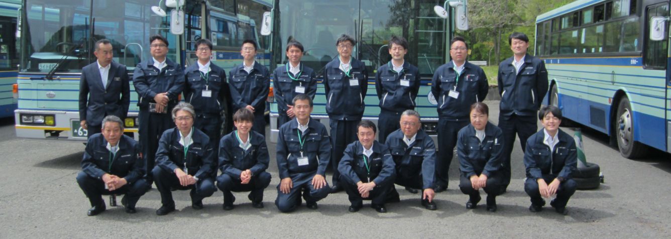 バスの前に並ぶ職員