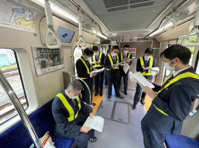 研修風景：地下鉄の車内