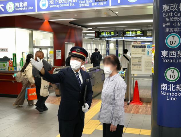 駅構内でお客様を案内する風景