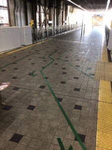 富沢駅に設置した整列誘導ラインの写真