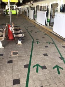 富沢駅に設置した整列誘導ラインの写真