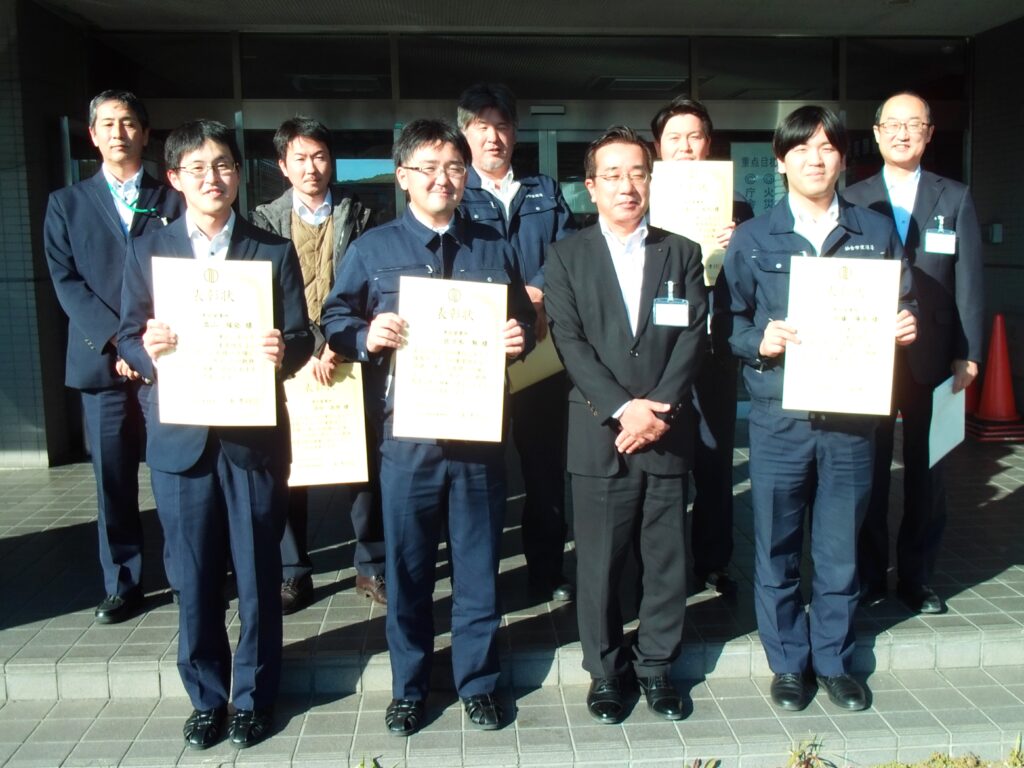 接遇態度優秀職員表彰者たちが
賞状をもっている