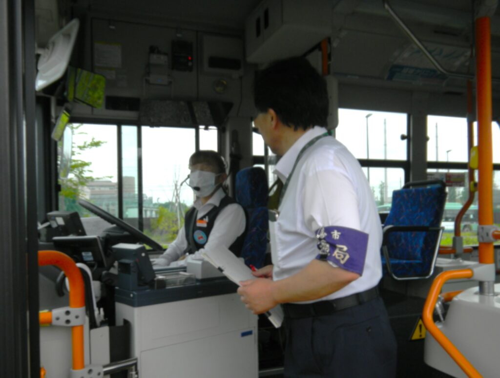 運輸サービス課による街頭指導の様子