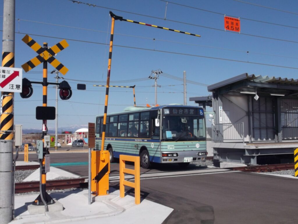 在来線研修線の踏切内に乗り入れる市バス①
