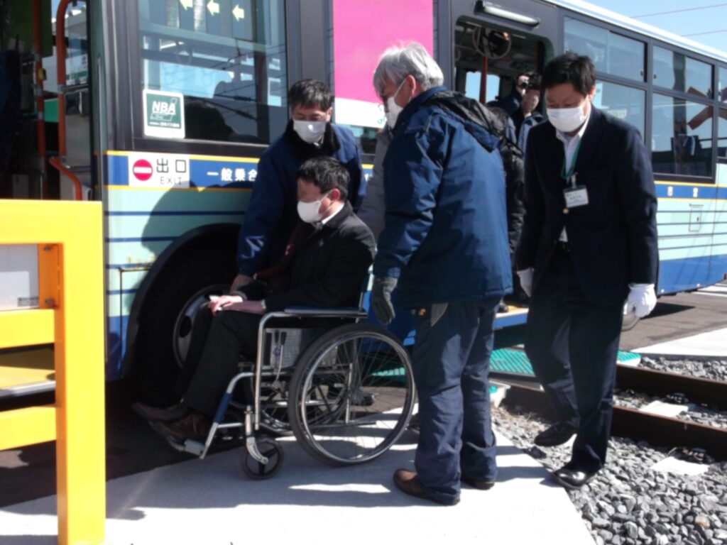 車イス乗客役を安全な場所へ移動させる訓練の様子