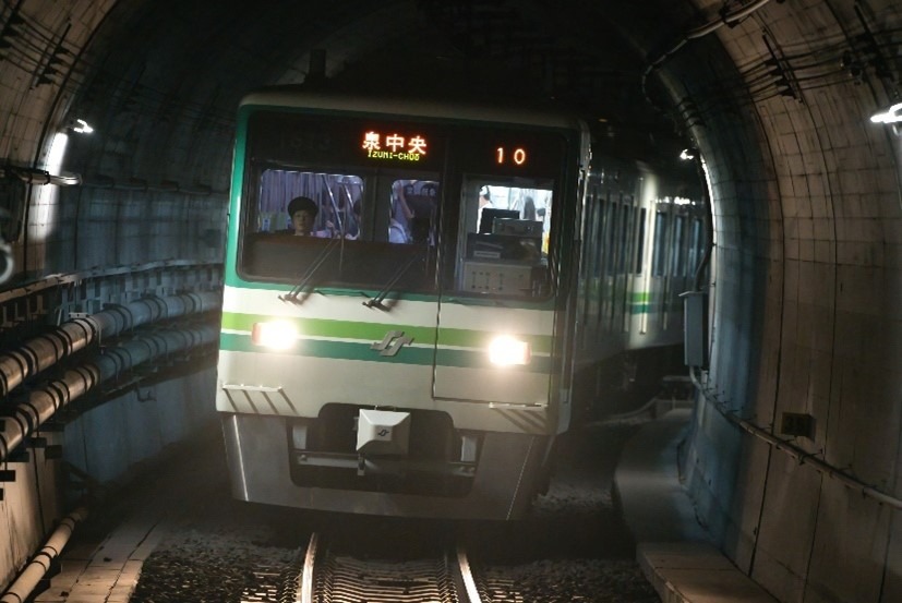 走行中の地下鉄南北線1000N系車両