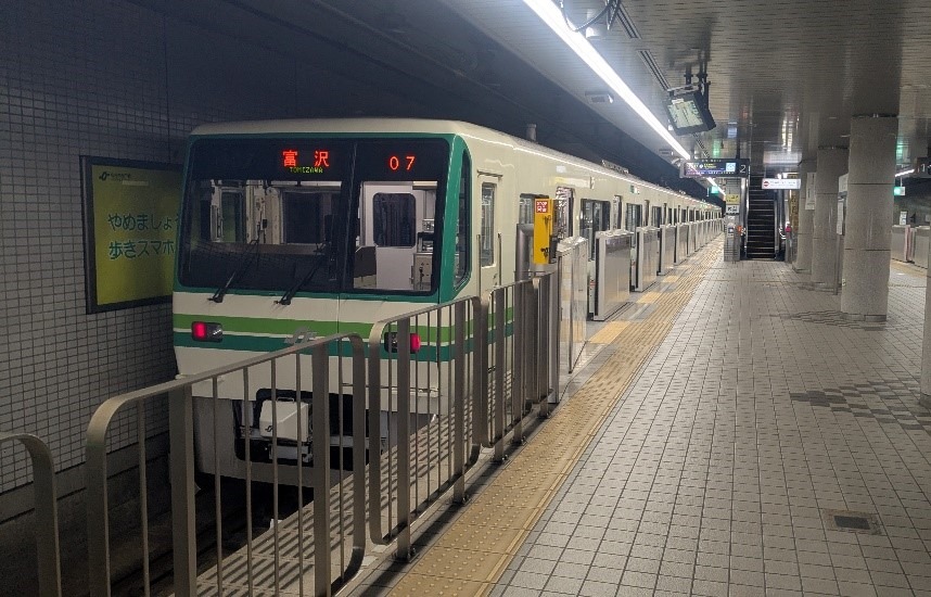 泉中央駅のホームに停まっている地下鉄南北線1000N系車両