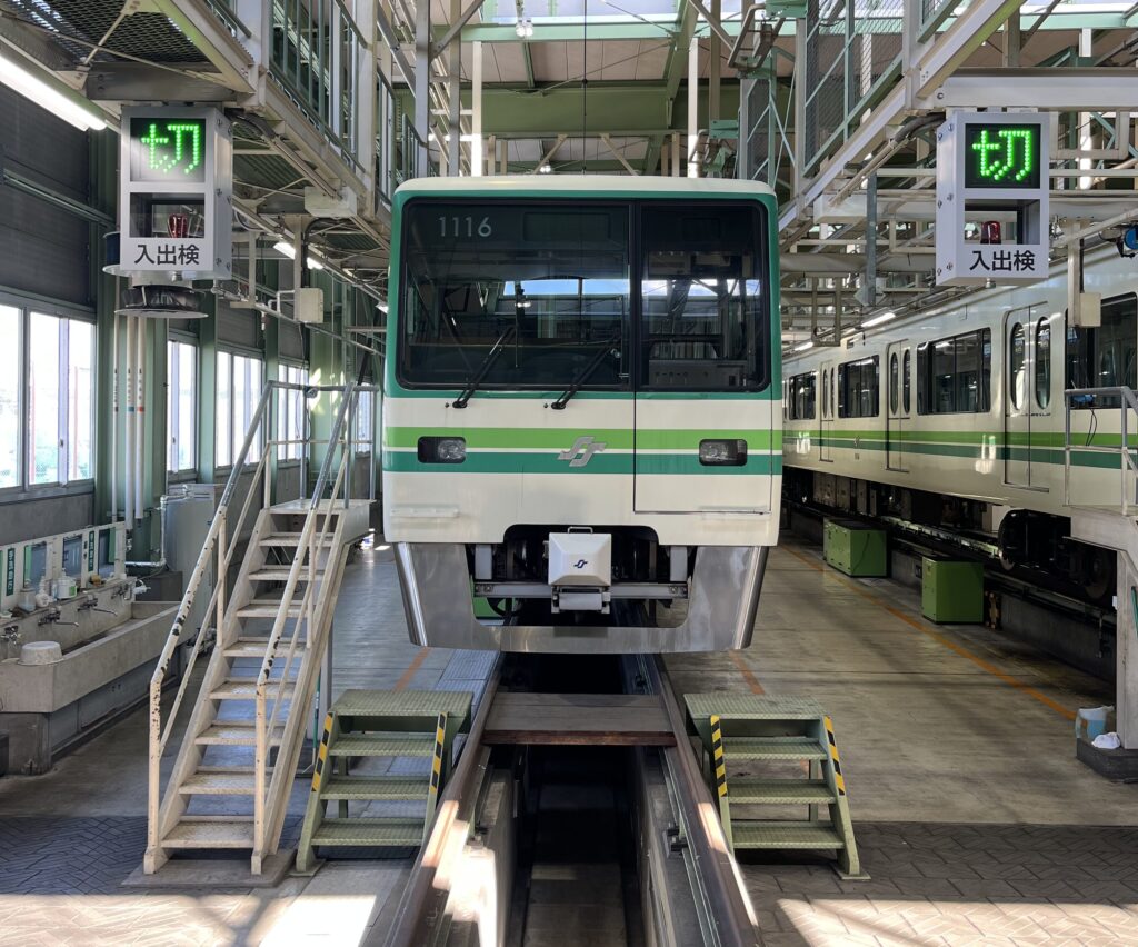 車庫内に留置している1000N系車両